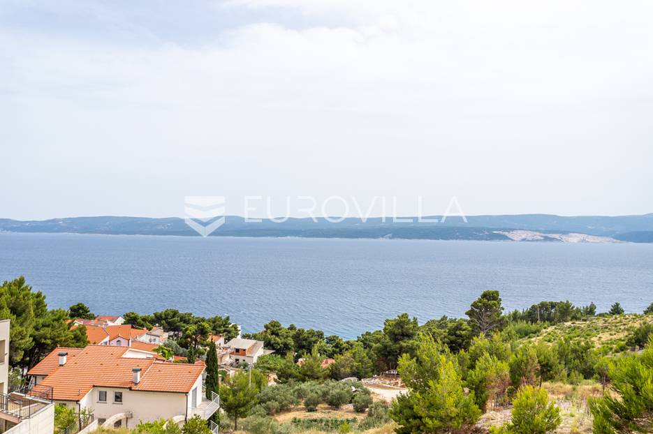 Omiška rivijera- Lokva Rogoznica, apartmanska kuća  s  8 stanova, udaljena 300 m od mora. - cover