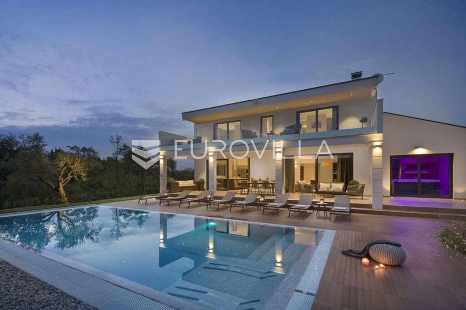 Višnjan, prekrasno raspoređena vila okružena zelenilom, NKP 242 m2, na velikoj  uređenoj okućnici - cover