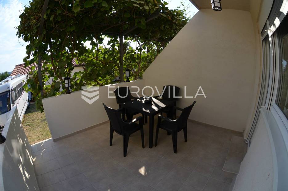 Medulin, samostojeća kuća s tri apartmana NKP 240 m2 i pogledom more - cover