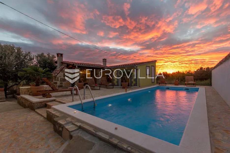 Istra, Pula - Veli vrh, dvije samostojeće prizemnice sa bazenom NKP 50 m2 i 90 m2 - cover