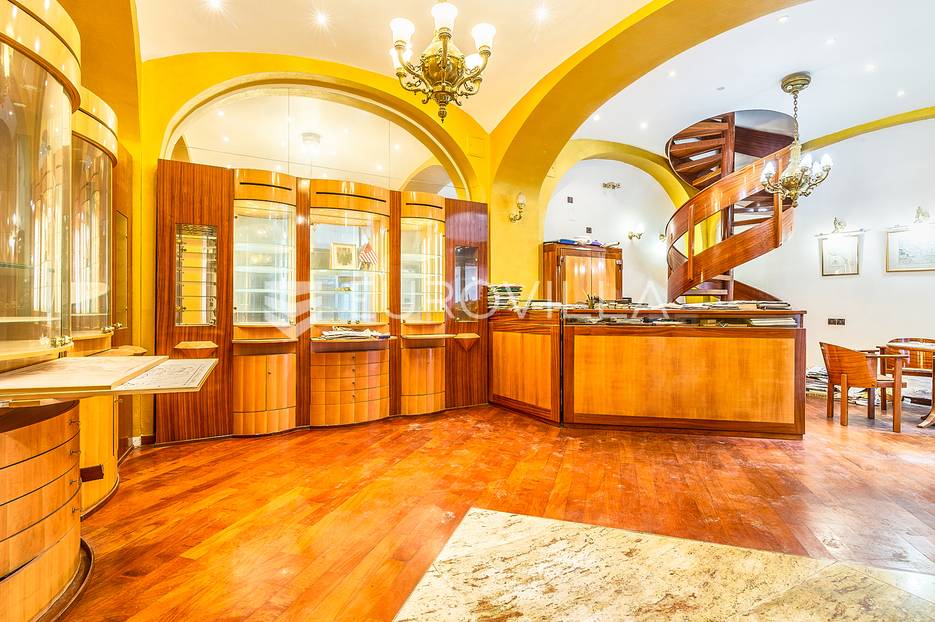 Cvjetni trg, ulični poslovni prostor 56 m2 - cover