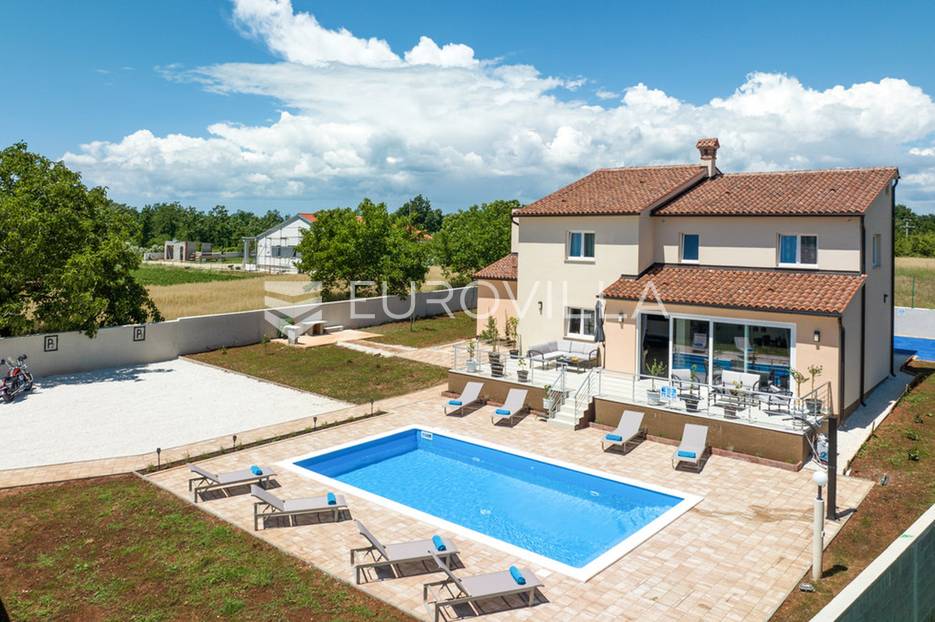 Barban, prekrasne dvije kuće, s velikim bazenom na prostranom zemljištu - cover