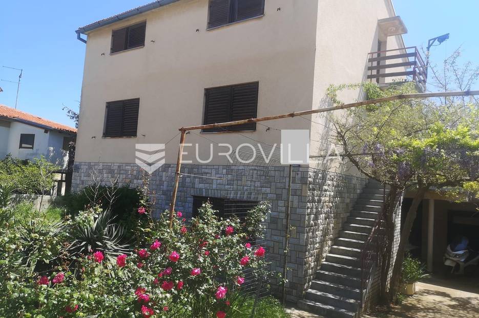 Medulin, velika samostojeća kuća na okućnici  od 550 m2 - cover