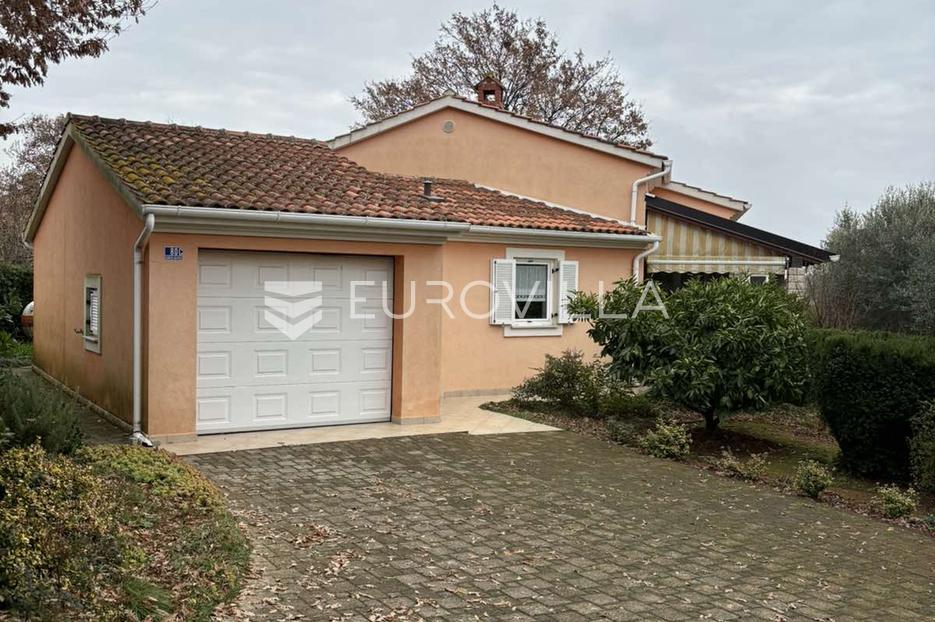 Loborika, kuća s velikom uređenom okućnicom - cover