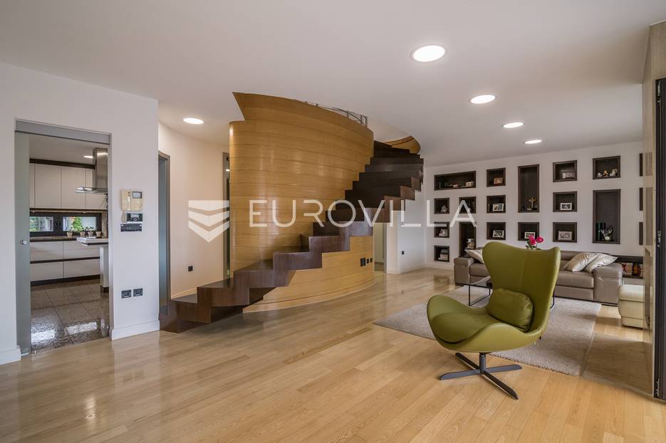 Laščina obiteljska kuća s vrtom i bazenom - cover