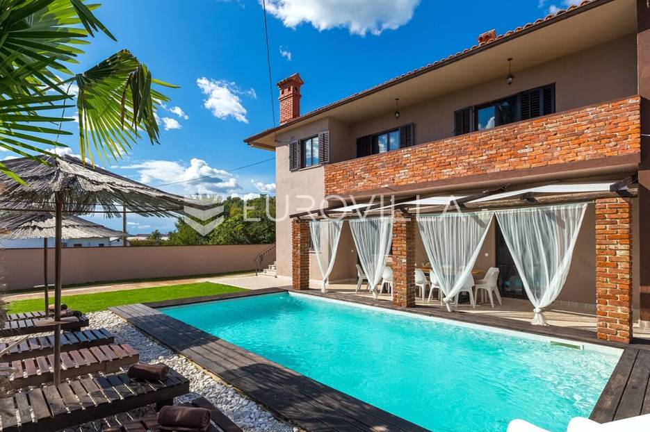 Barban okolica, luksuzna vila 250 m2 s sređenim vrtom, bazenom, hidromasažnom kadom i saunom - cover