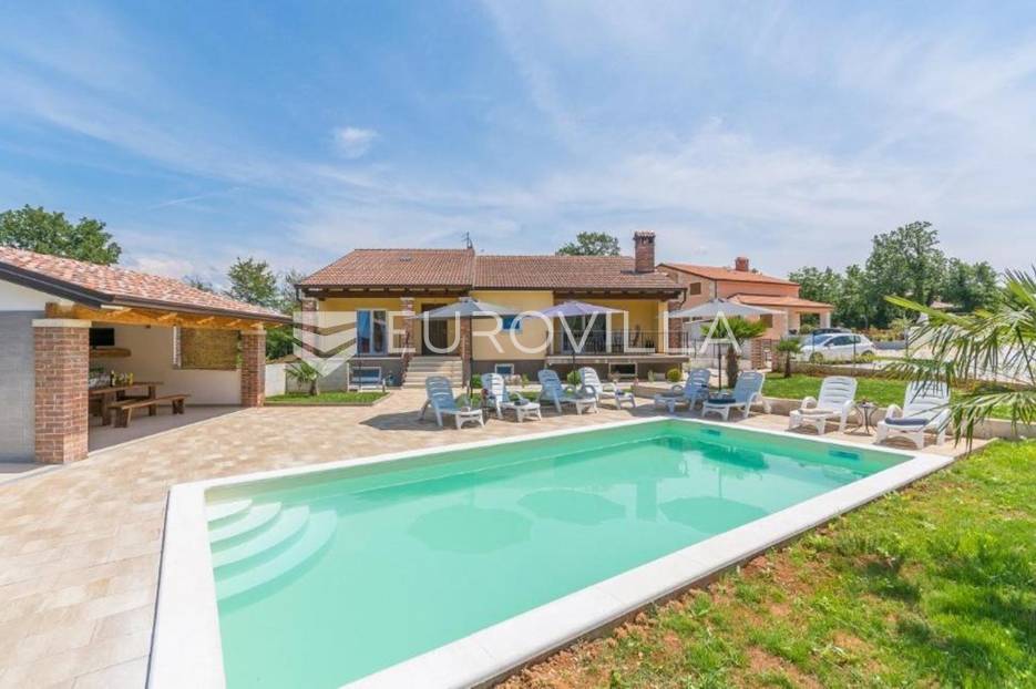 VIŠNJAN - Prizemnica s konobom, studio apartmanom, bazenom i velikom okućnicom - cover