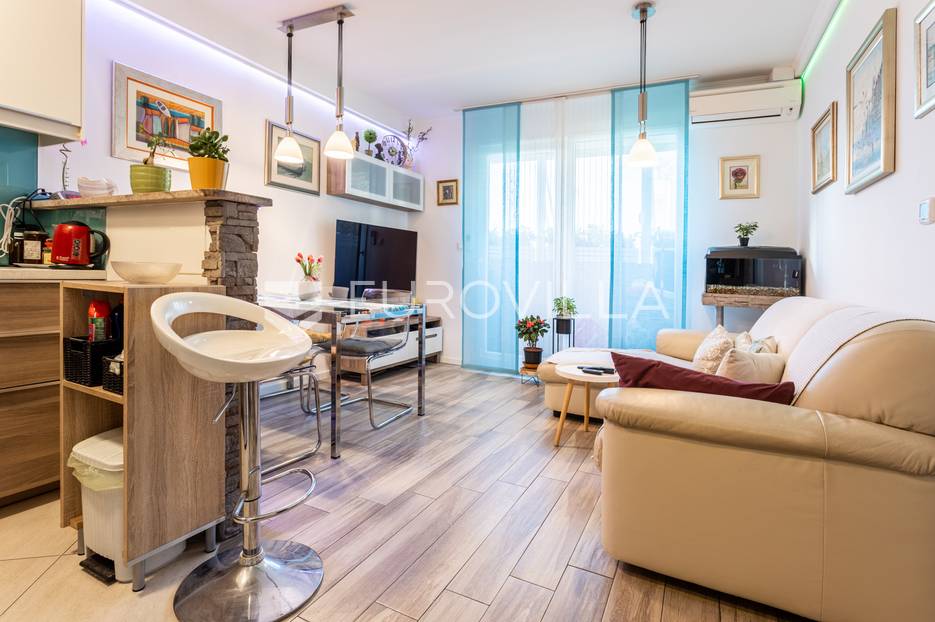 SPLIT, Lokve - funkcionalan trosoban stan (60 m2) - cover