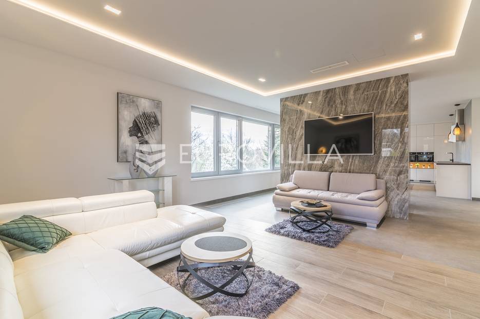 Šalata luksuzan peterosoban stan s vrtom u novogradnji - cover