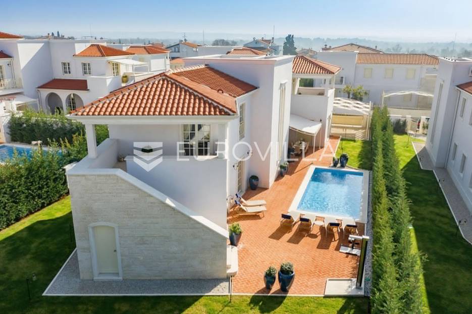 Vabriga, raskošna vila od 302 m2 sa  prekrasnim vrtom - cover