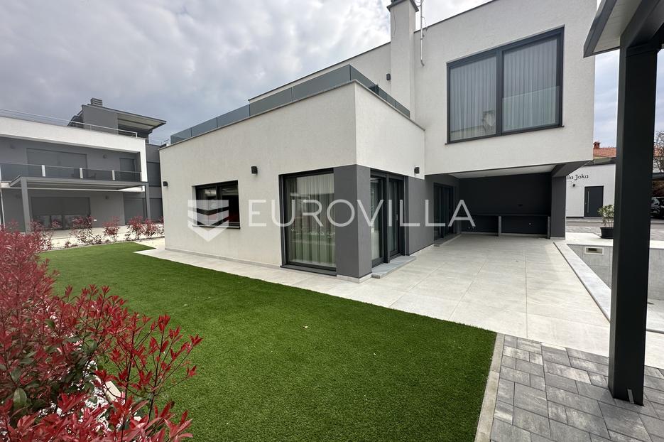 Pomer, besprijekorna vila NKP 250 m2 s grijanim  bazenom, okućnica 500 m2 - cover