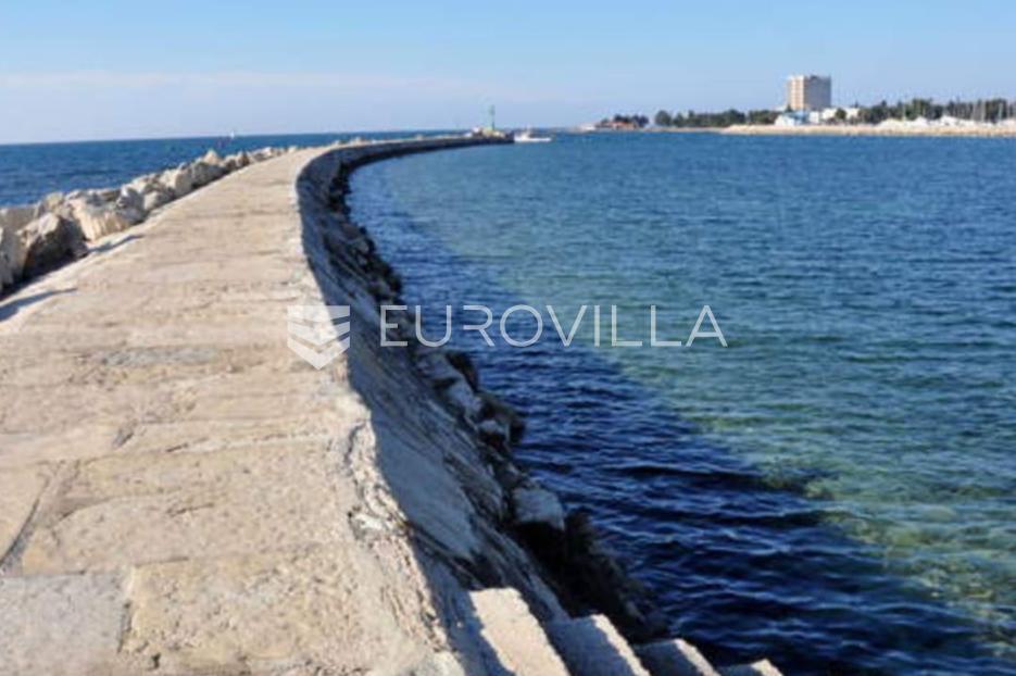 Umag, poslovna zgrada u strogom centru NKP 600 m2 - cover