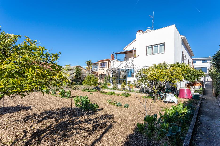 Trogir, obiteljska kuća s tri stana blizu centra - cover