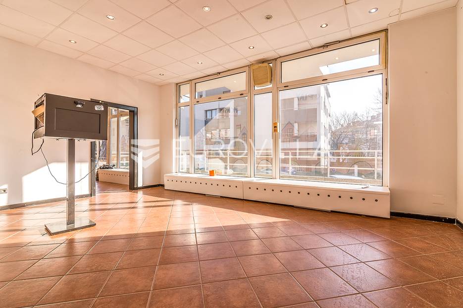 Petrova ulični poslovni prostor NKP 111 m2 terasa - cover