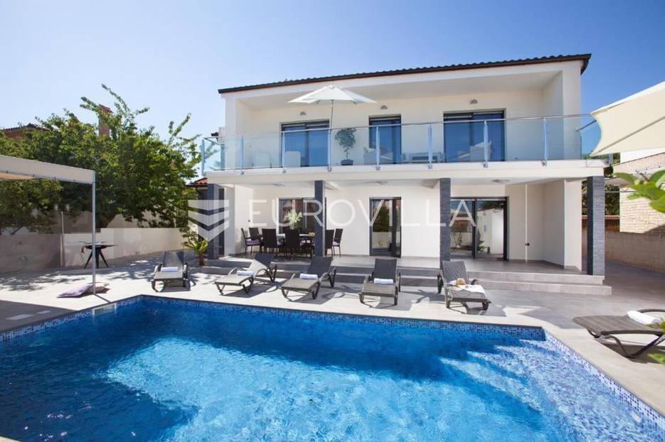 Medulin, samostojeća kuća  s bazenom NKP 190 m2 - cover