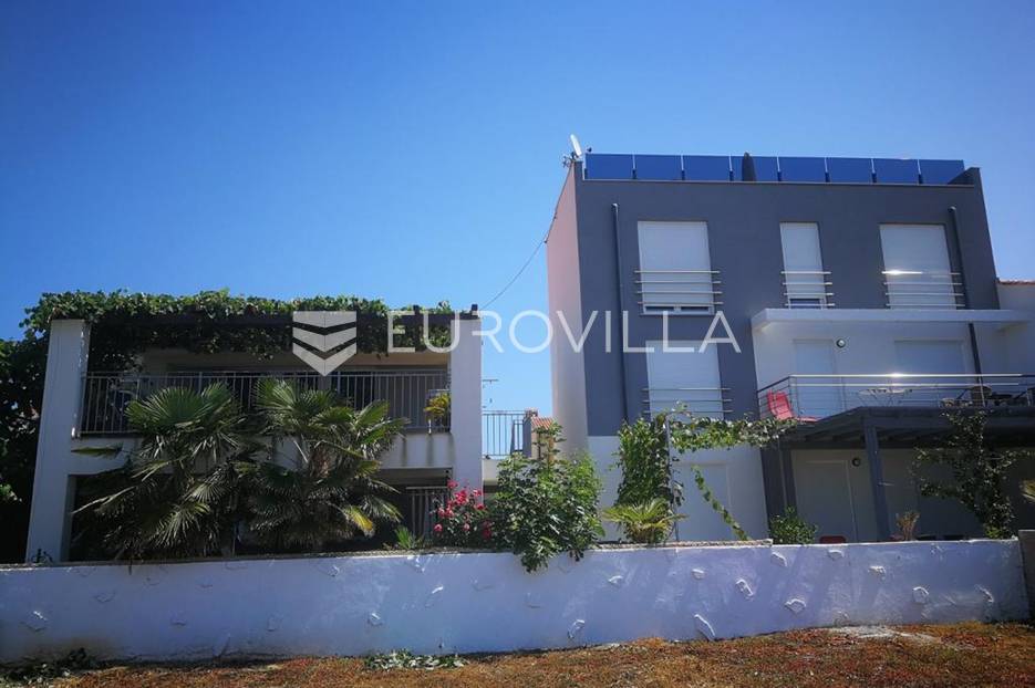 Medulin, samostojeća kuća s tri stana po 40 m2, svega 100 m od mora - cover