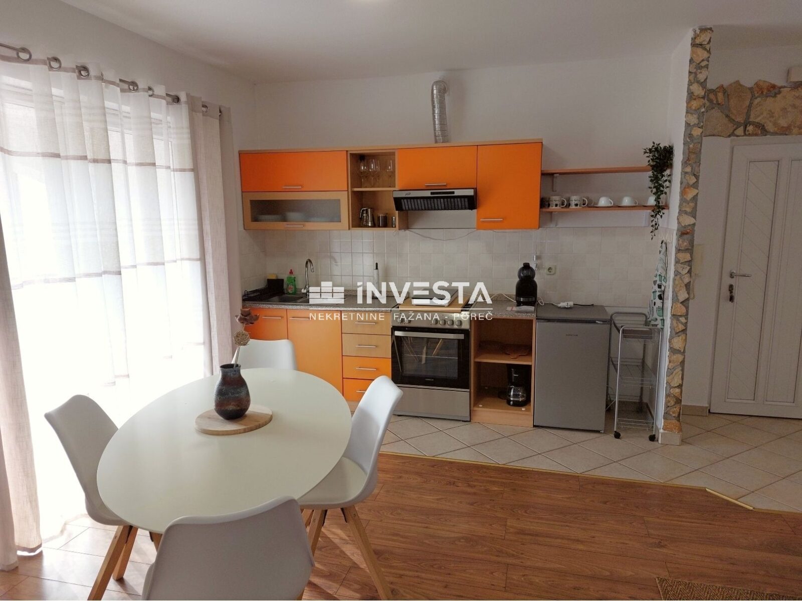 Novigrad, renovirani stan sa prostranom lođom, 44 m2 - cover