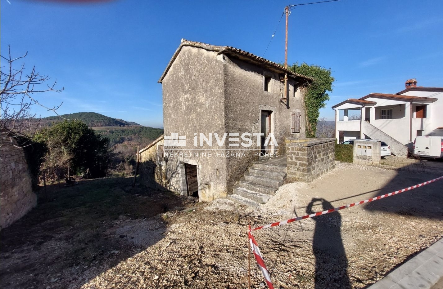 Okolica Motovuna, autohtona istarska kuća s pogledom na Motovun - cover