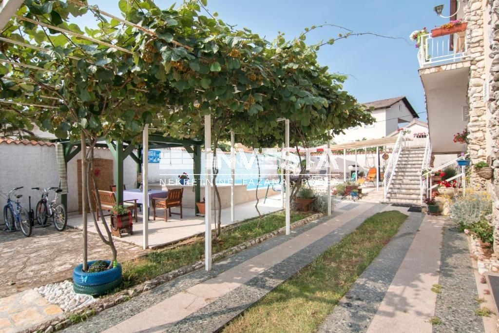 Fažana, Valbandon, samostojeća kuća sa 4 stambene jedinice i bazenom - cover