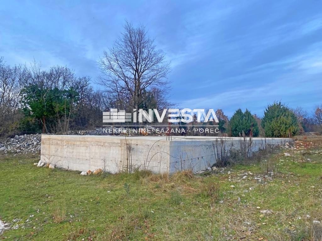 Juršići, zemljište od 20.000 m2 s projektom, započeta gradnja - cover