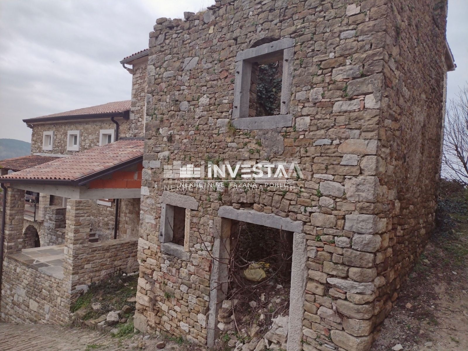 Motovun, Kamena kuća u starogradskoj jezgri s građevinskom dozvolom - cover