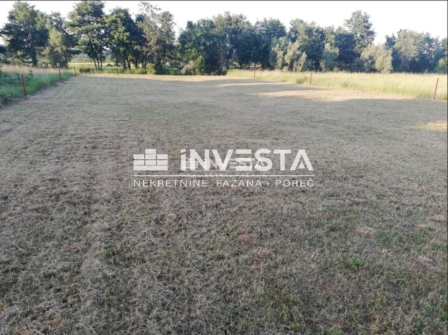 Poreč okolica, prostrano zemljište na rubu urbanizacije 1140 m2 - cover