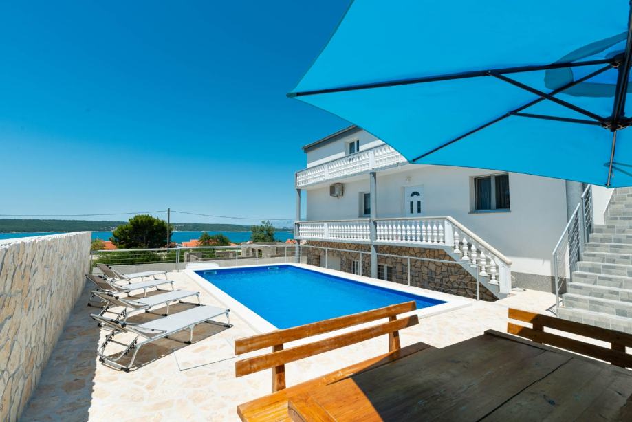 KUĆA - Gornji Karin - 300,00 m2 (BAZEN, POGLED NA MORE, APARTMANI) (prodaja) - cover