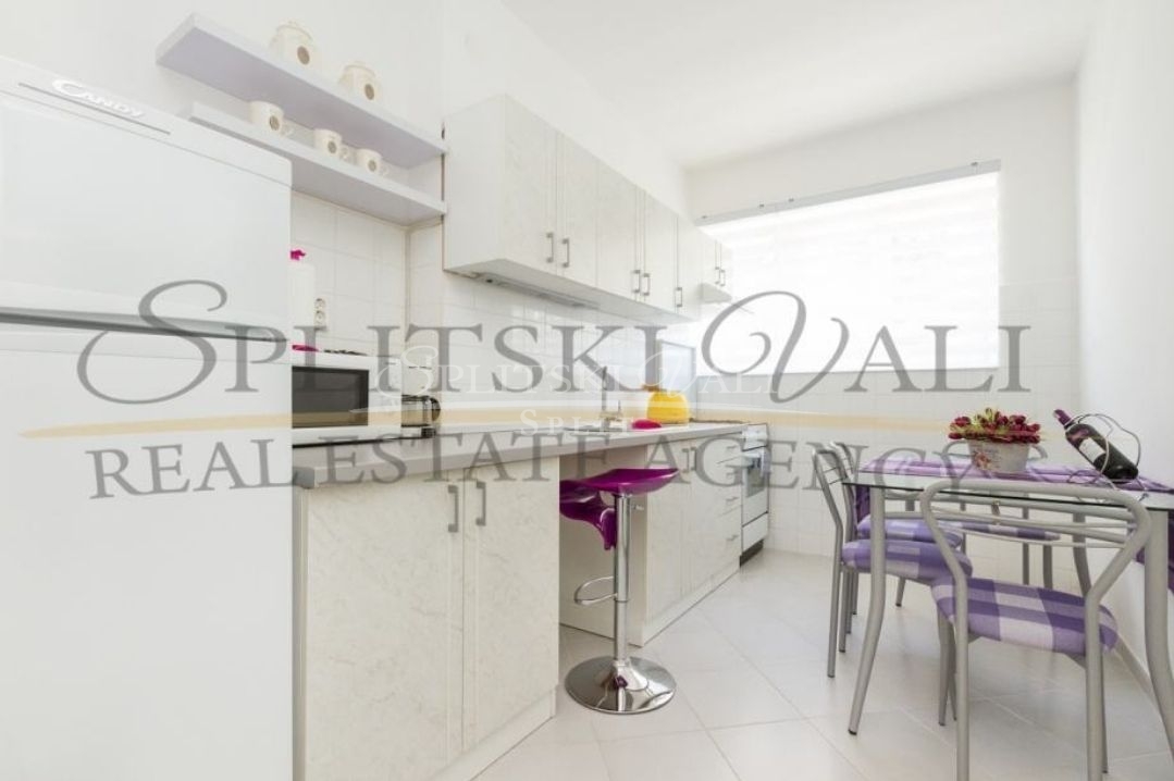 komforan dvosoban stan Bačvice, 70 m2, balkon i parking - cover