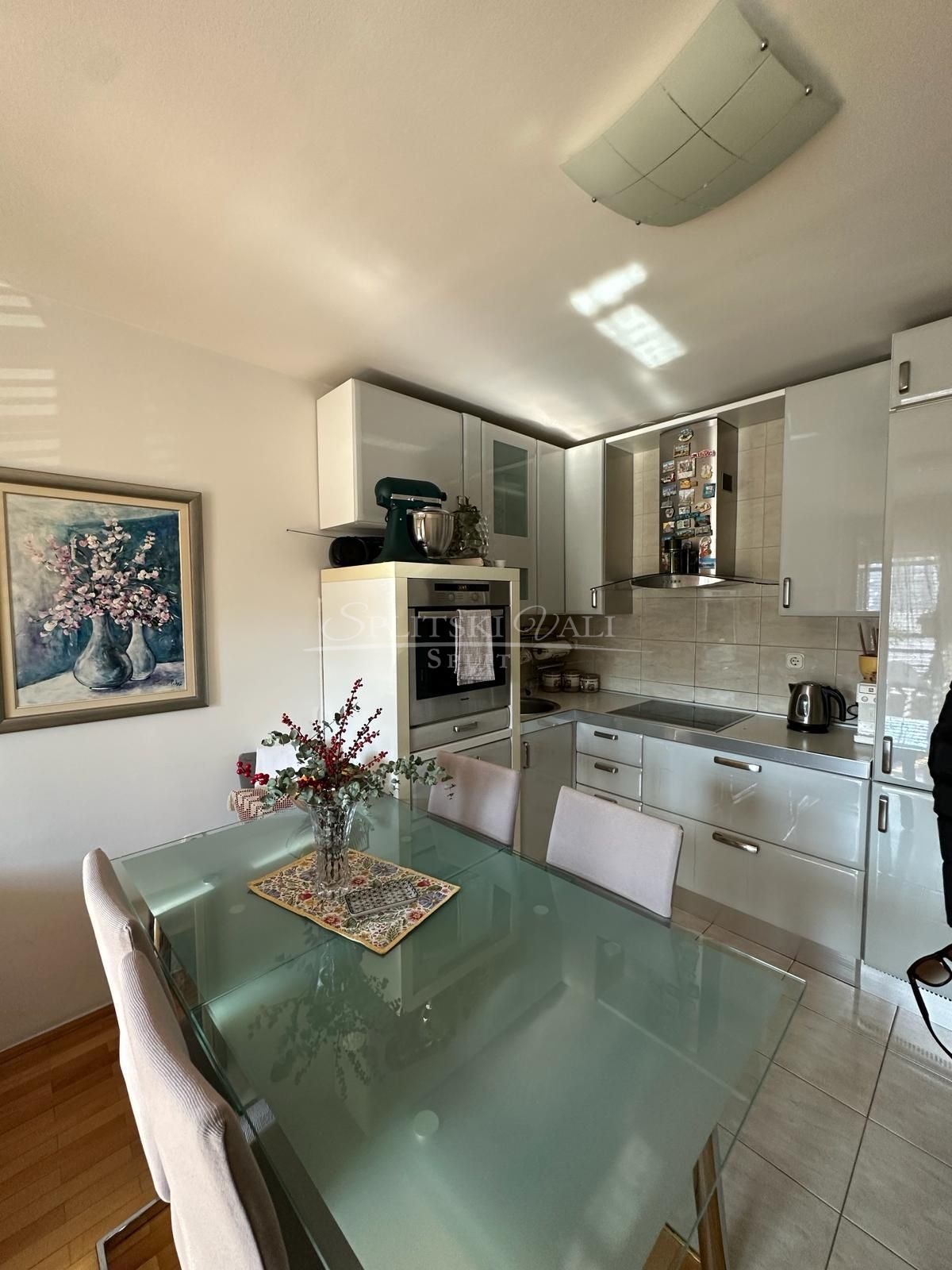 EKSKLUZIVNO, Predivan dvosoban stan + garaža - cover