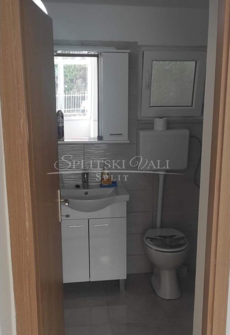 Odličan poslovni prostor Kaštel Novi, 55 m2, uz glavnu prometnicu, parking - cover