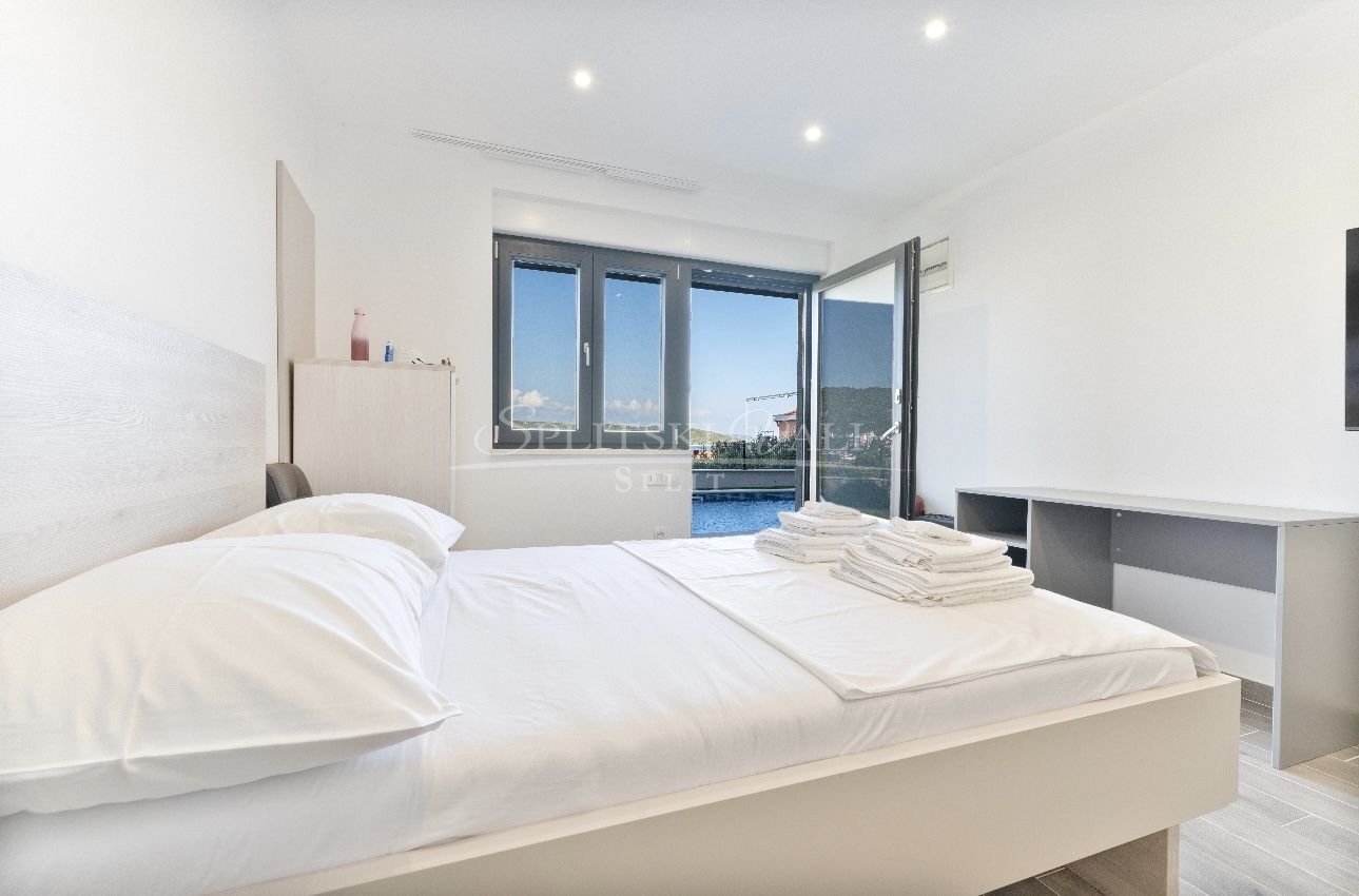 Marina, Sevid-odličan četverosoban stan sa bazenom - cover