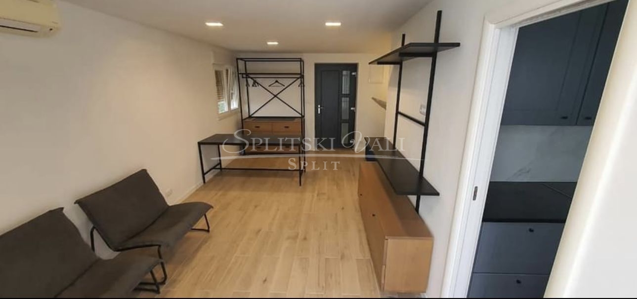 Split, Meje: garsonjera, centar, pogled na more! - cover