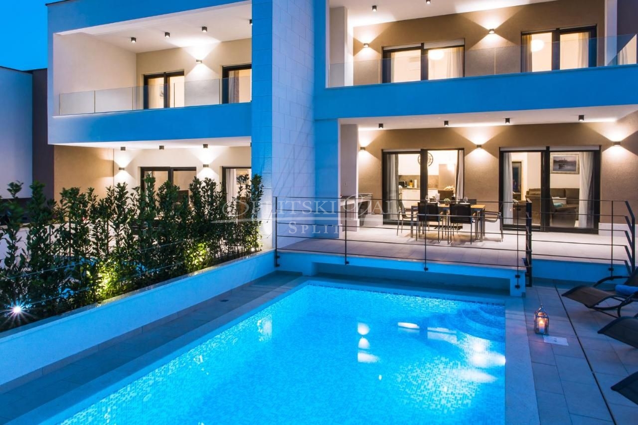 Prodaja: Luksuzna vila Marina sa prekrasnim pogledom na otoke - cover