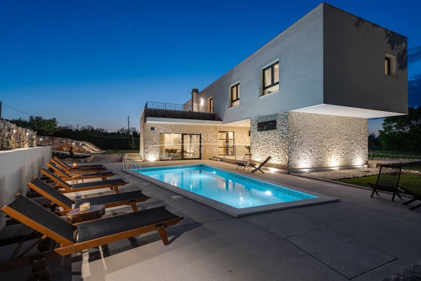 MODERNA VILA S BAZENOM, UGLJANE - cover