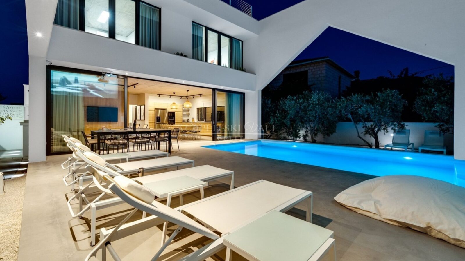 Nova luksuzna vila Supetar, 366 m2 - cover