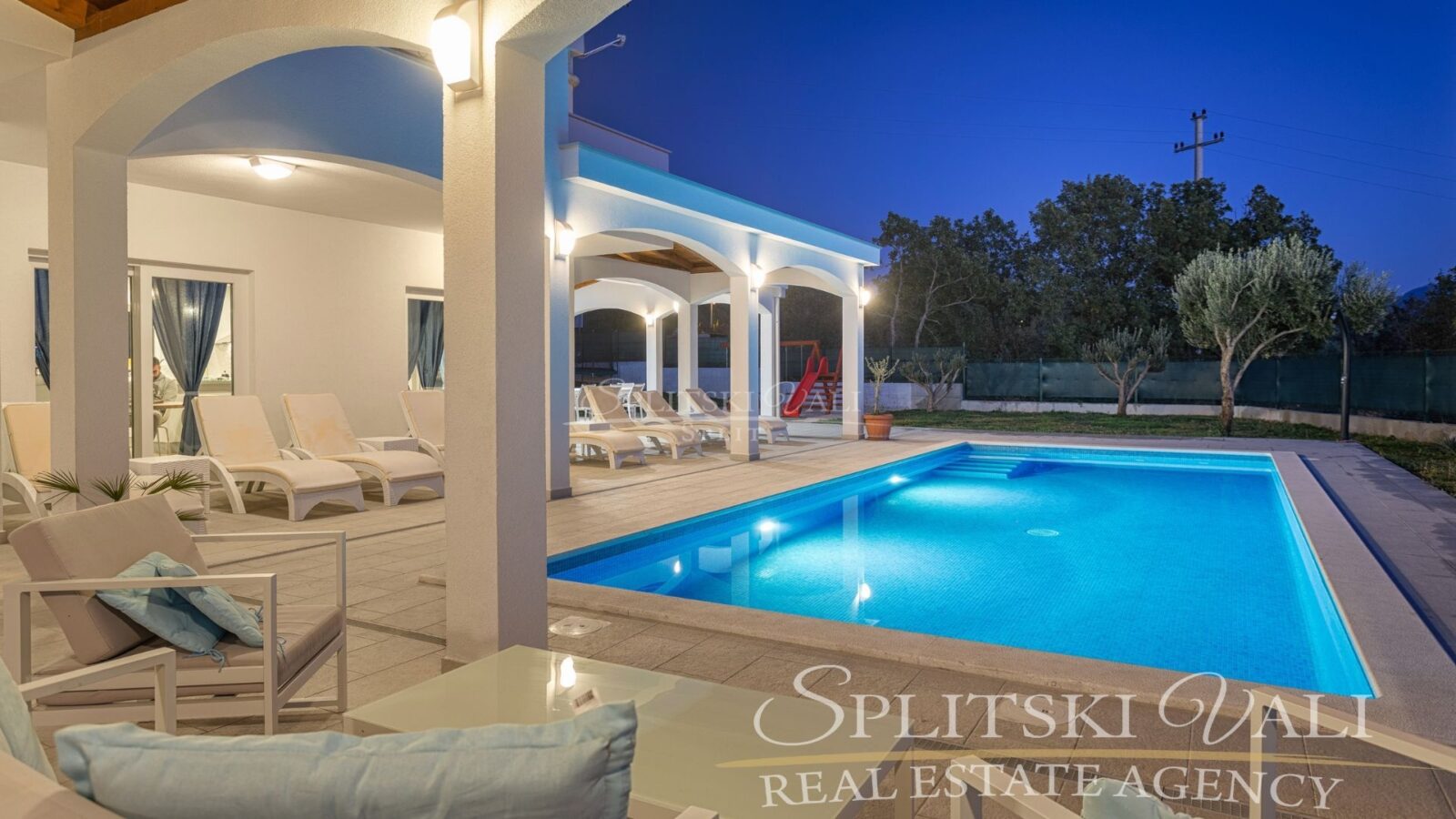 Prekrasna vila s bazenom, Šestanovac, 261 m2 - cover