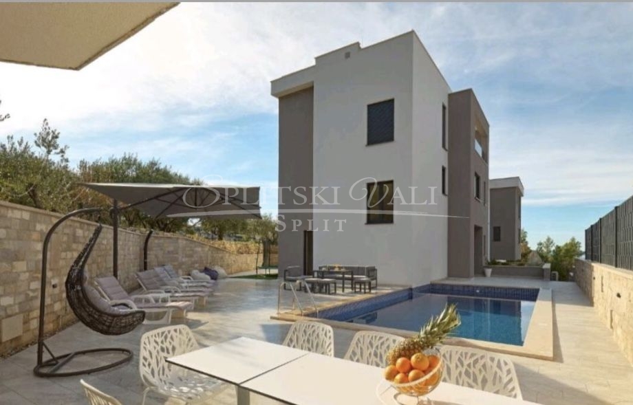 Luksuzna vila K u Strožancu sa bazenom i teretanom! - cover