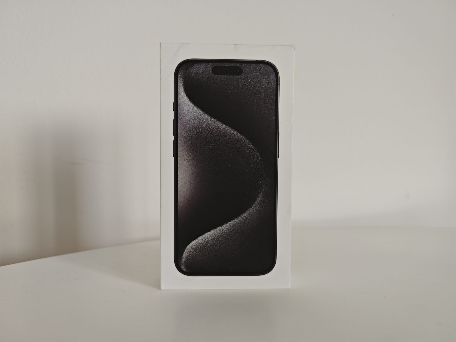 Apple iPhone 15 Pro (256GB) - Black Titanium - cover