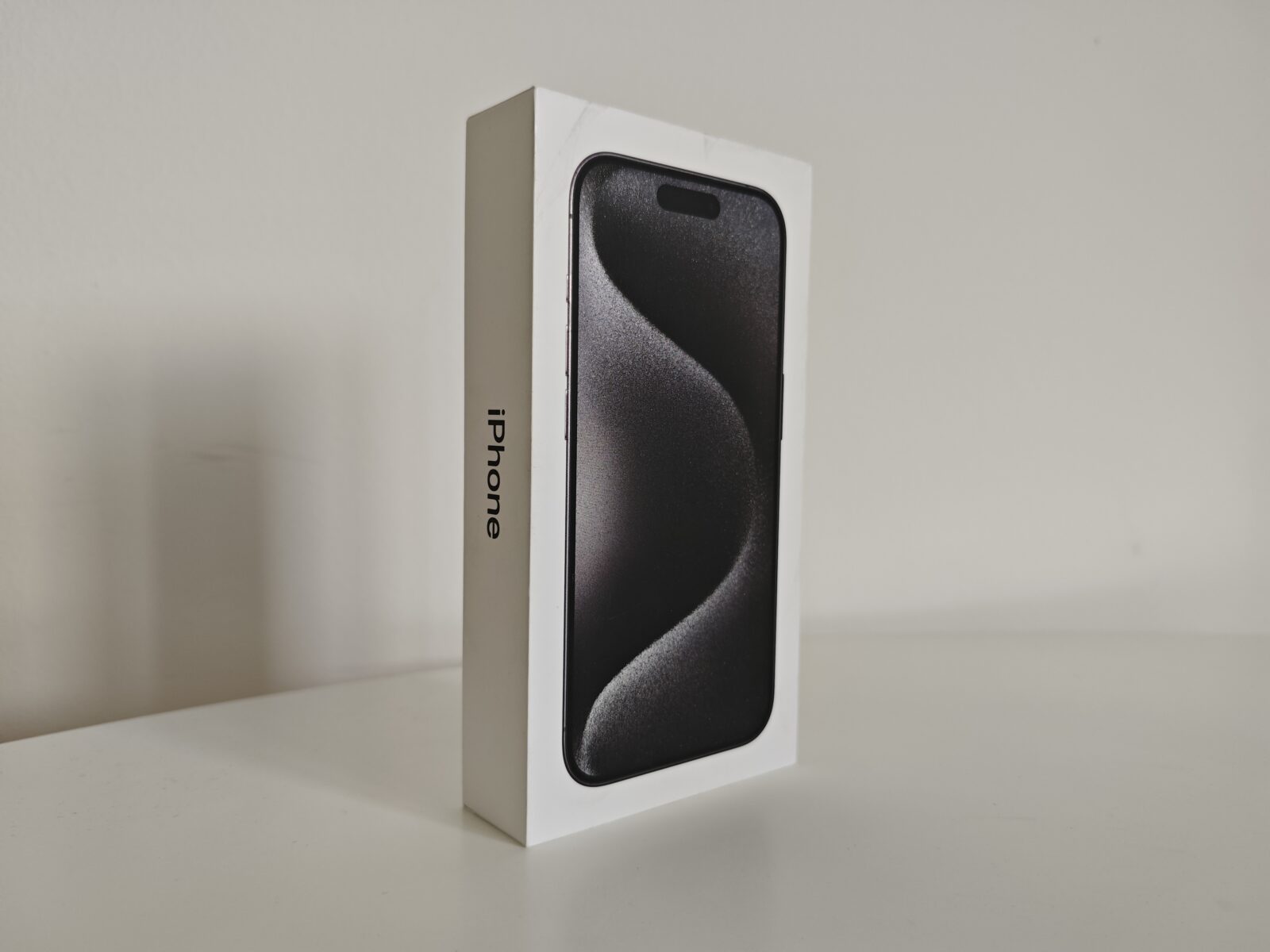 Apple iPhone 15 Pro (128GB) - Black Titanium - cover