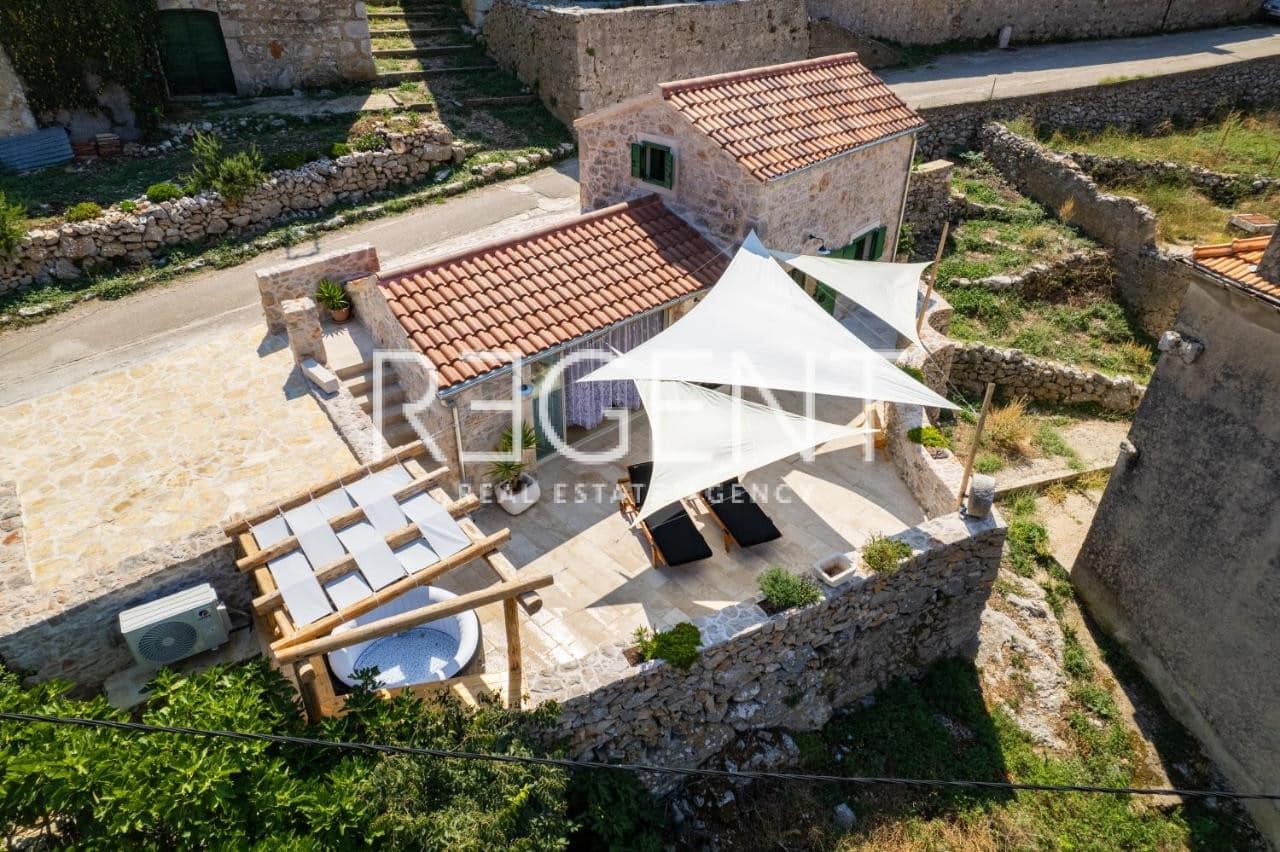 Hvar - Kamena kuća modernog dizajna 70m2 - cover