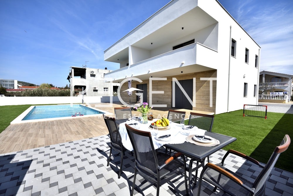 Šibenik, Vodice - Vila s 3 apartmana u centru - cover