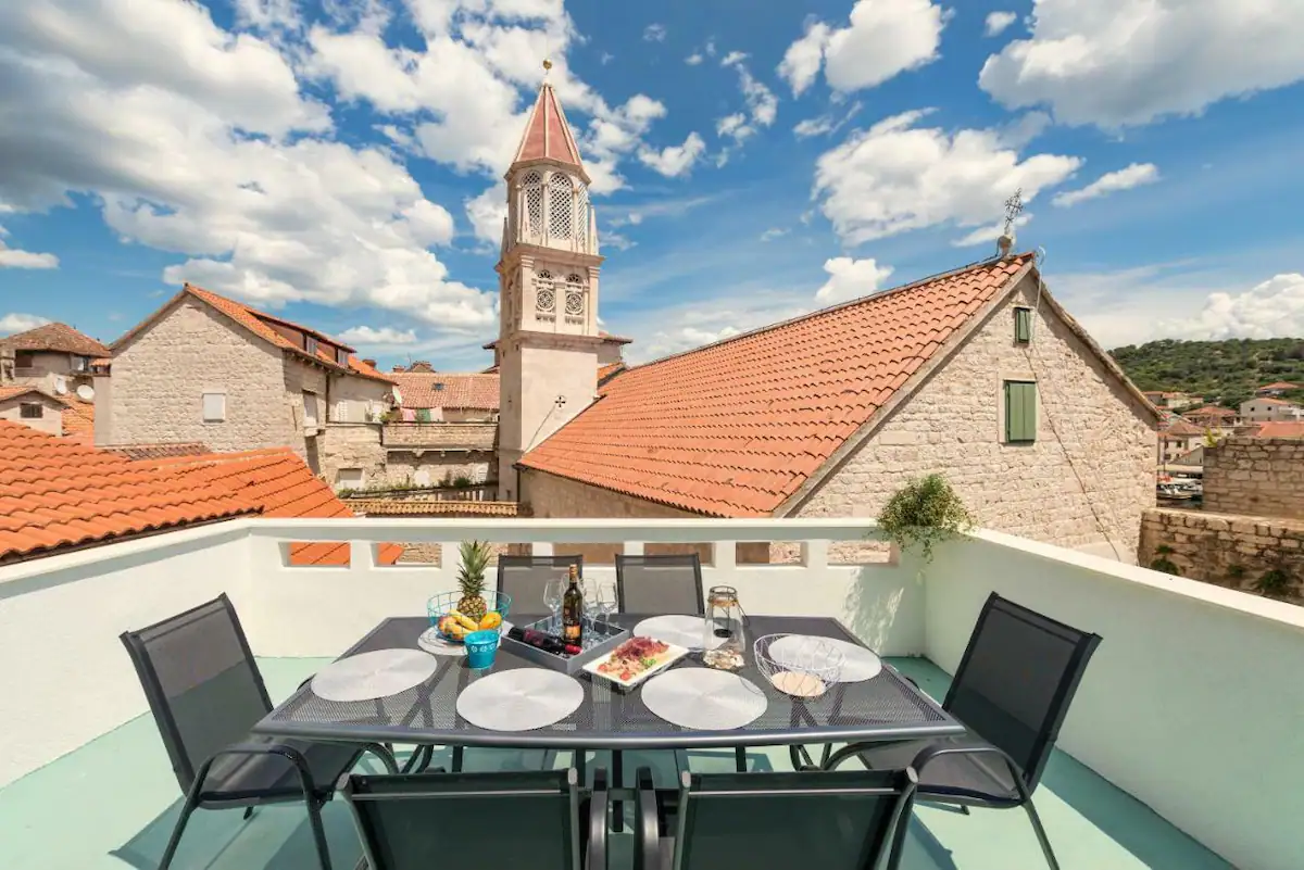 Trogir, centar- Kamena kuća 174 m2 - cover