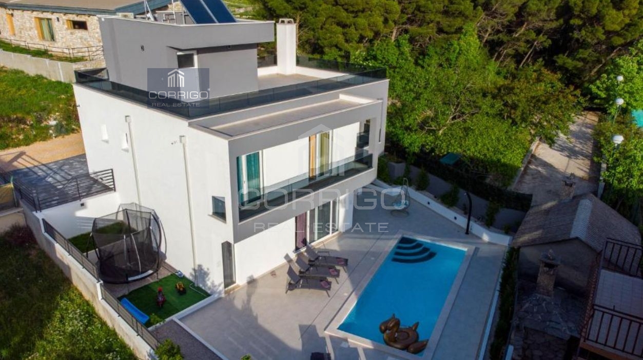 Bast, luksuzna vila sa bazenom na mirnoj lokaciji - 254 m2 - cover