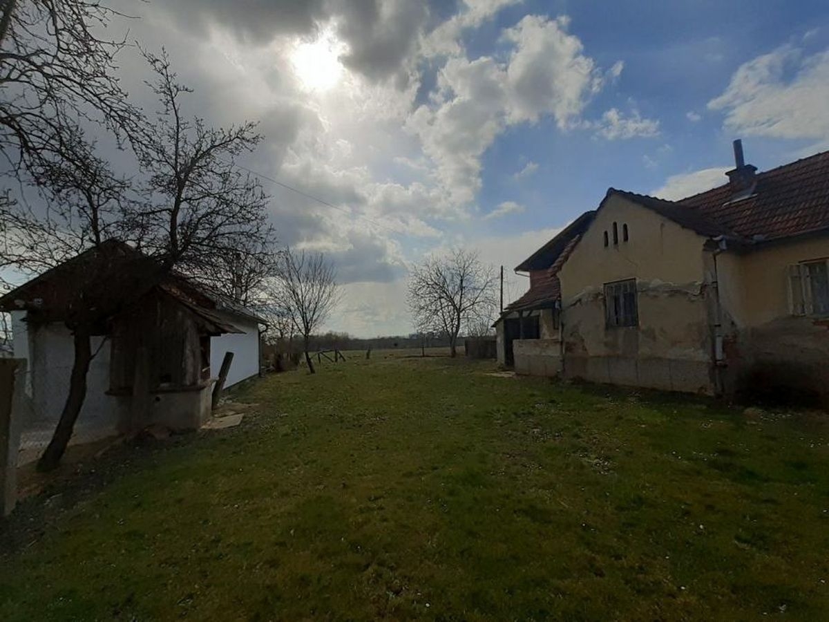 PRODAJE SE KUĆA  U LOPATINCU, MIRAN DIO - cover