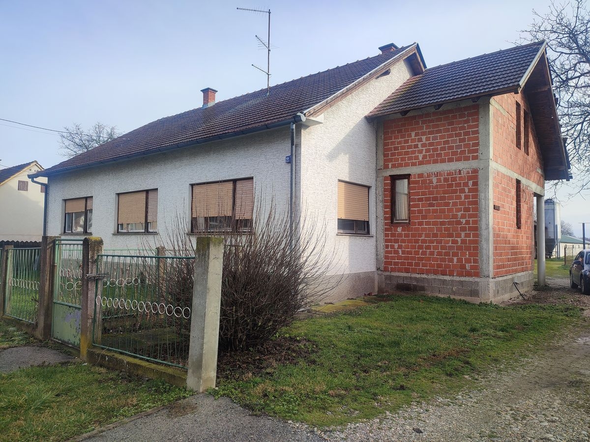 SNIŽENO!!! PRODAJE SE KUĆA U ČEHOVCU SA GOSPODARSKIM ZGRADAMA I PERADARNIKOM kupac ne plaća proviziju! - cover