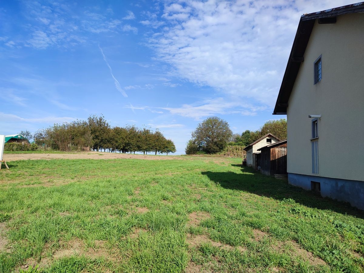 PRODAJE SE GRAĐEVINSKO ZEMLJIŠTE U PEKLENICI NA GLAVNOJ CESTI OD 4281 m2 - cover