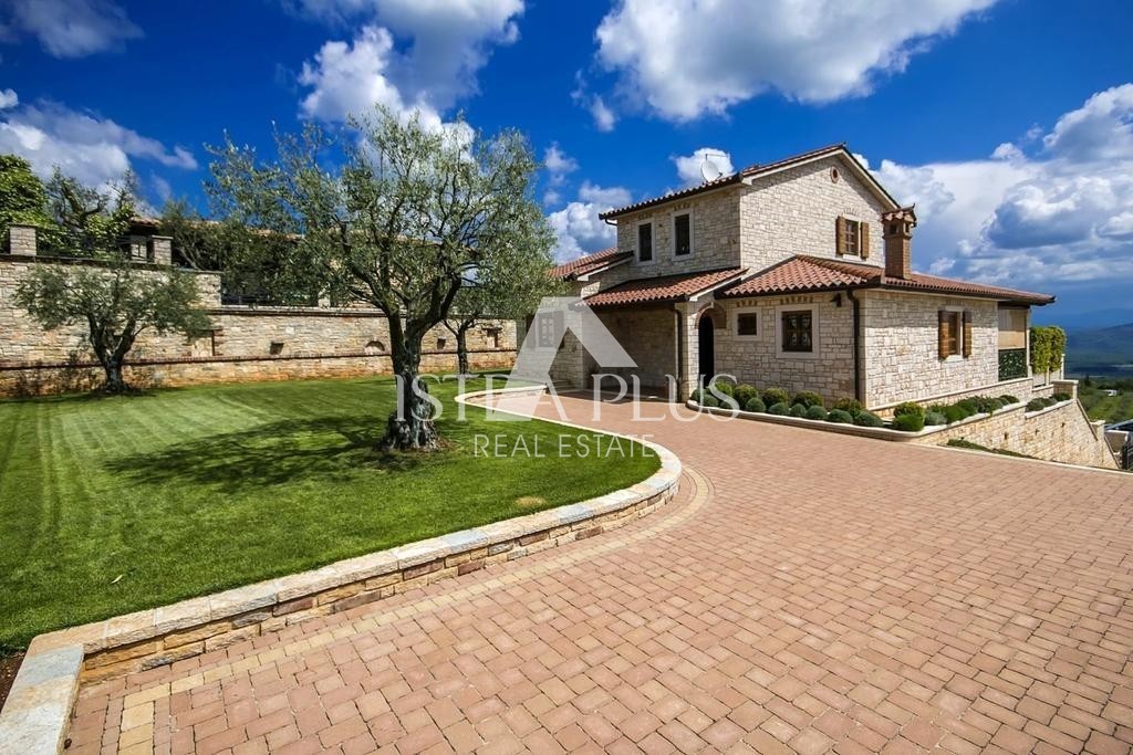 Villa smještena na rubu slikovitog gradića sa otvorenim pogledom na krajolik - cover