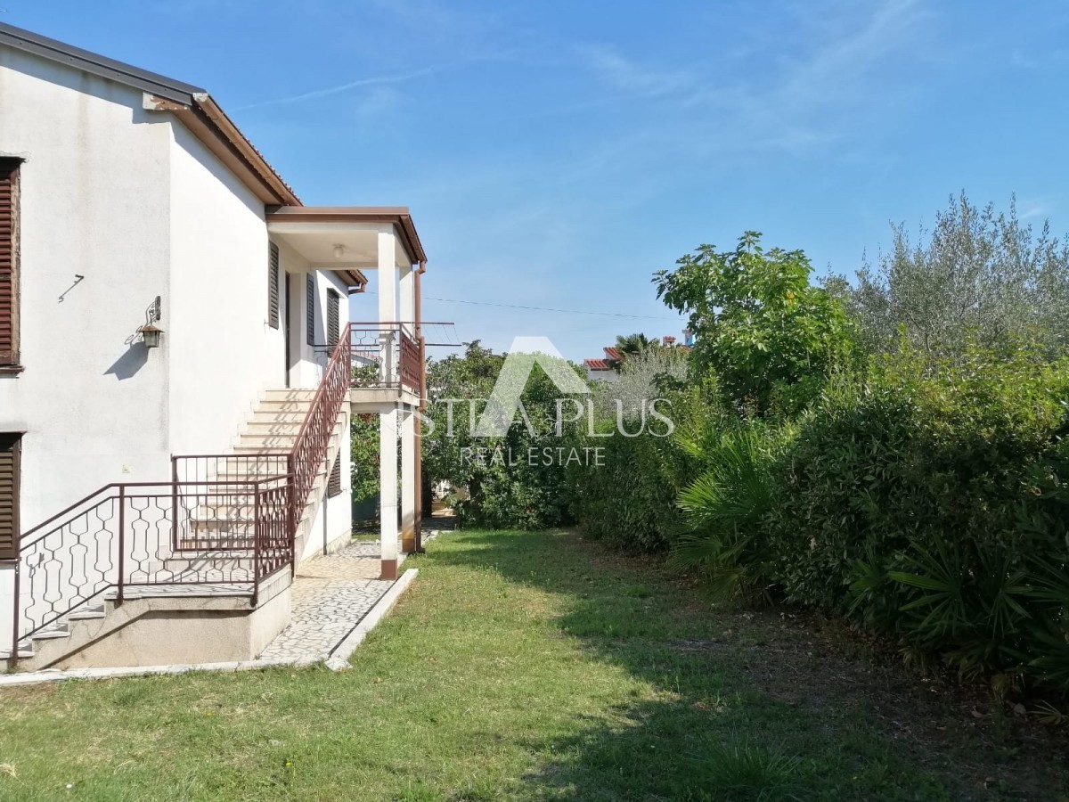 Ekskluzivna lokacija, kuća sa dva stana 250m od mora, Poreč! - cover