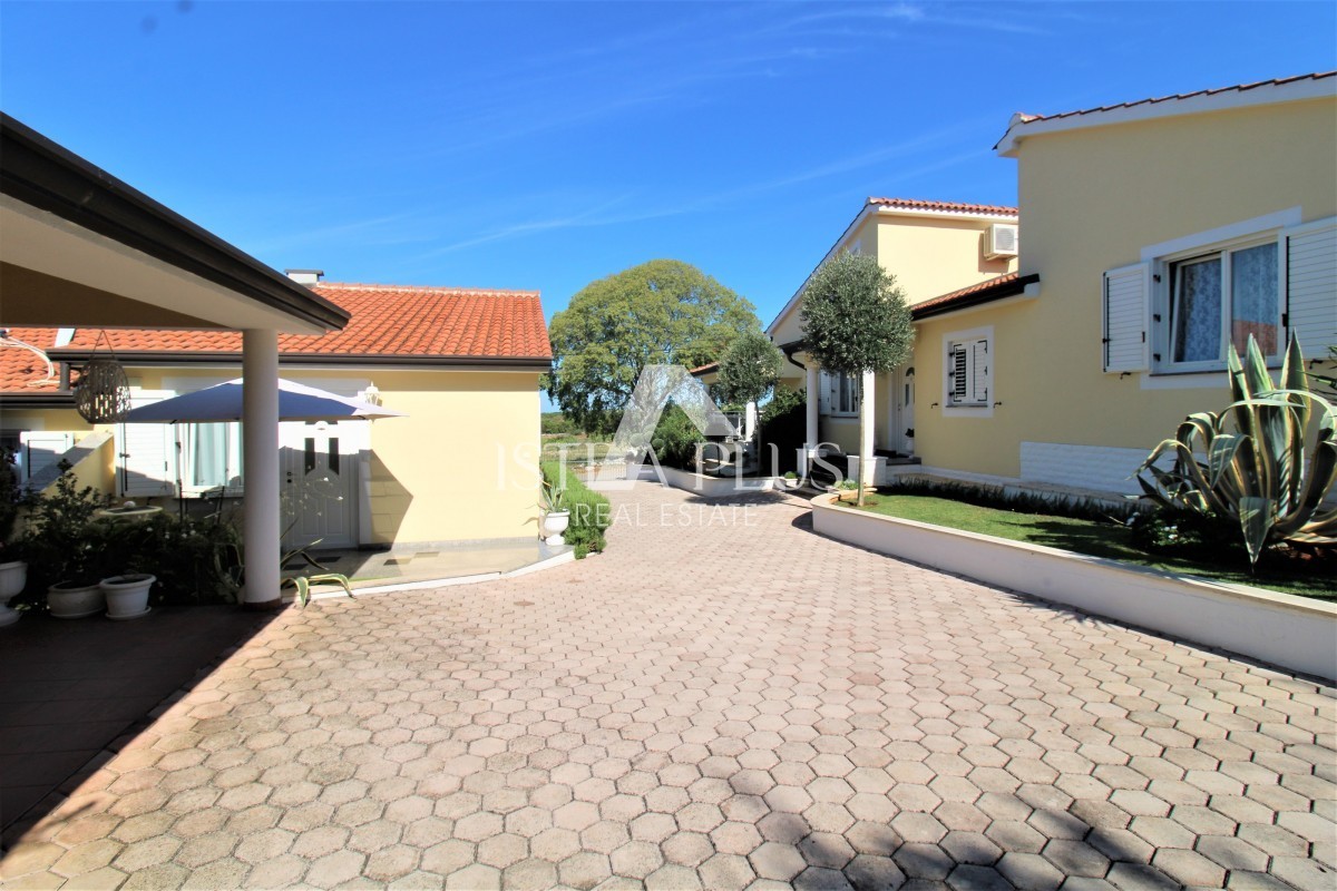 Prekrasno imanje - villa , kuća za goste i garaža – pogled na more - cover