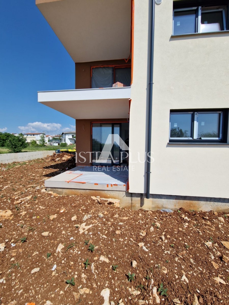 Na odličnoj lokaciji - Stan u novogradnji - Poreč , prizemlje sa dvorištem - cover